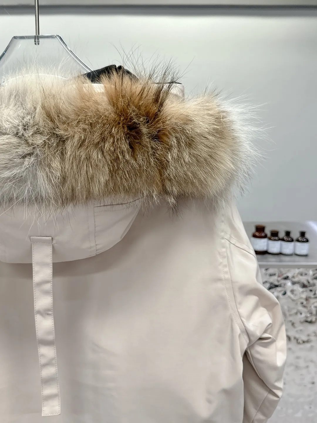 P840 Canada Goose 13 down jackets, timeless classics, same style for men and women, mid-length windbreaker jacket. Canada Goose technology waterproof fabric is wind and cold resistant and extremely warm! Plush heat storage keeps you warm and warms you up quickly! Extra large fur collar design, fine fur, smooth to the touch, comfortable and skin-friendly! Double windproof cuffs to prevent cold wind from entering! The pockets have a flap zipper design and the upper pocket is a diagonal pocket, which is convenient and practical! Canada Goose’s popularity in the past two years has greatly surpassed that of the king of down jackets, the Meng Mouth, and it is the hottest item in autumn and winter on INS! Same style for men and women, Canada Goose’s classic style! Color: Black, Off-white, Gray, Navy Size: XS S M L XL XXL
